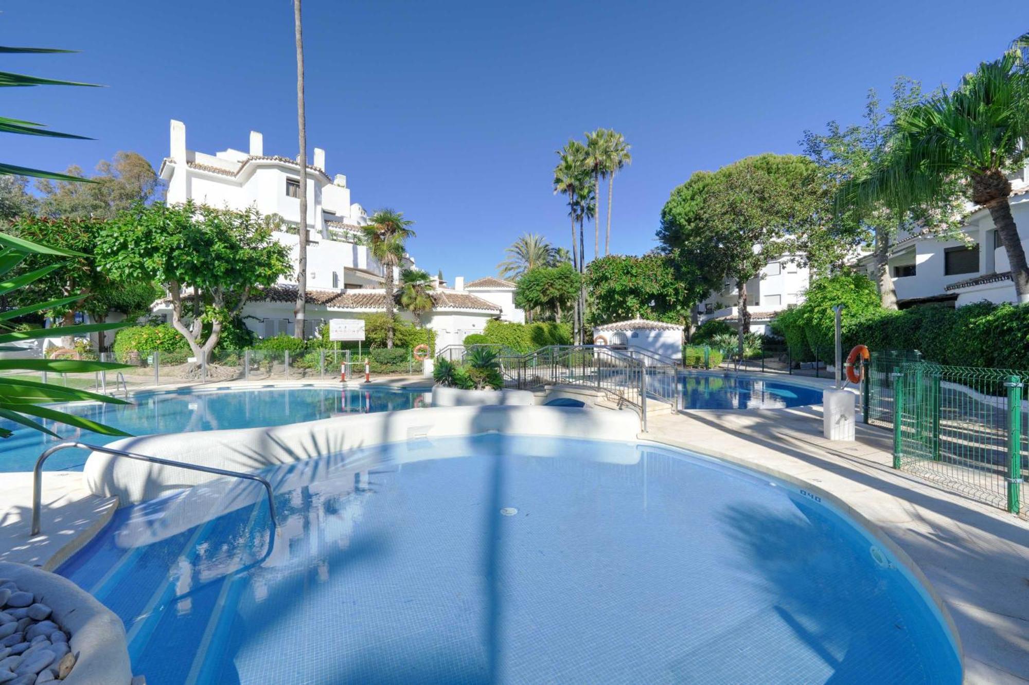 1104 First Line Beach Apartment Golden Beach Pool มาร์เบยา ภายนอก รูปภาพ